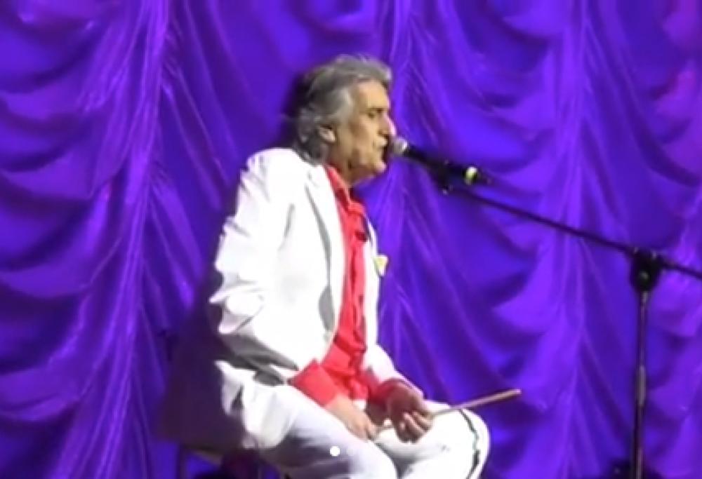 Paura per Toto Cutugno a Kiev: un uomo sale sul palco durante il concerto
