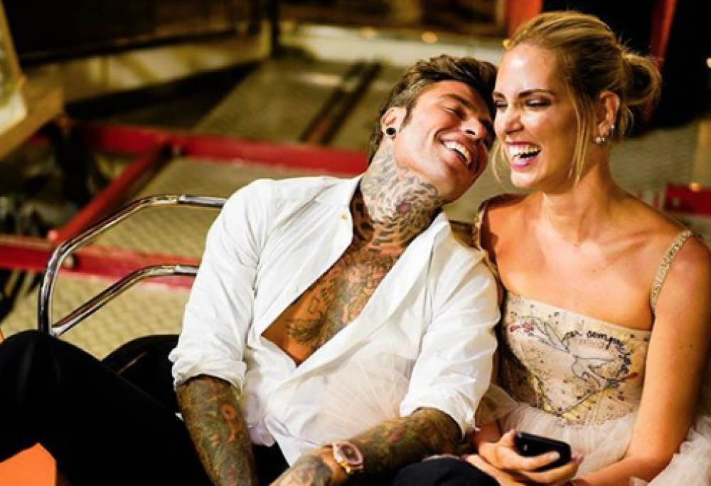 Fedez mette lo smalto uguale a Chiara Ferragni e viene criticato: "Sei sposati, fai l'uomo"