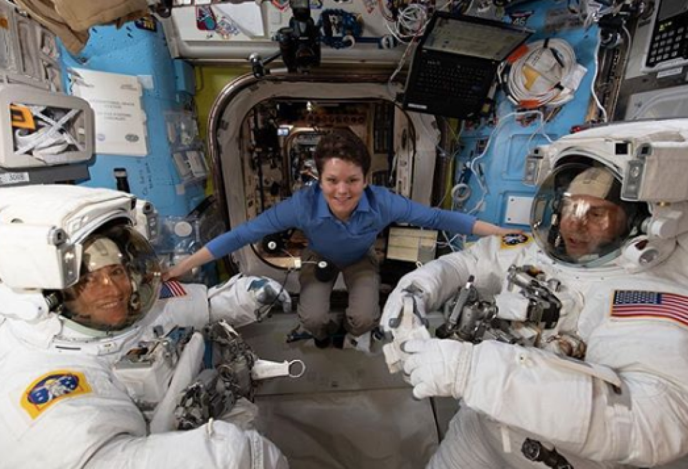 Nasa, saltata la prima passeggiata spaziale di sole donne: tute non idonee