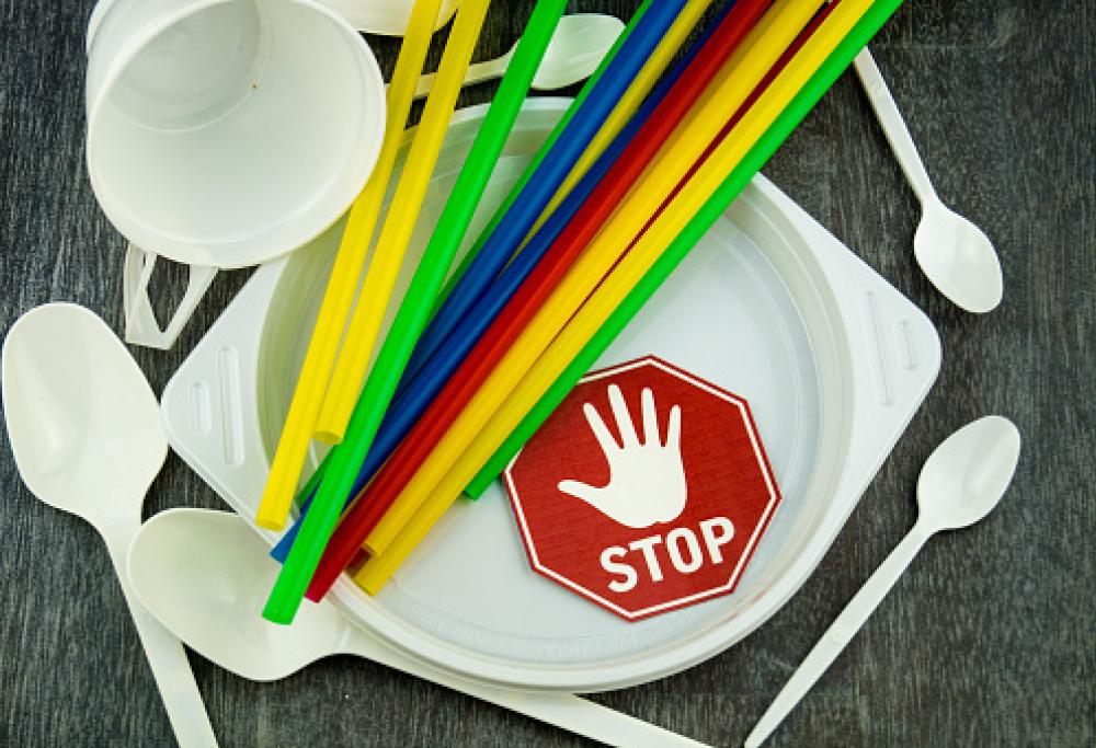 Arriva l'addio definitivo alla plastica monouso: dal 2021 basta piatti, bicchieri, posate e cannucce 