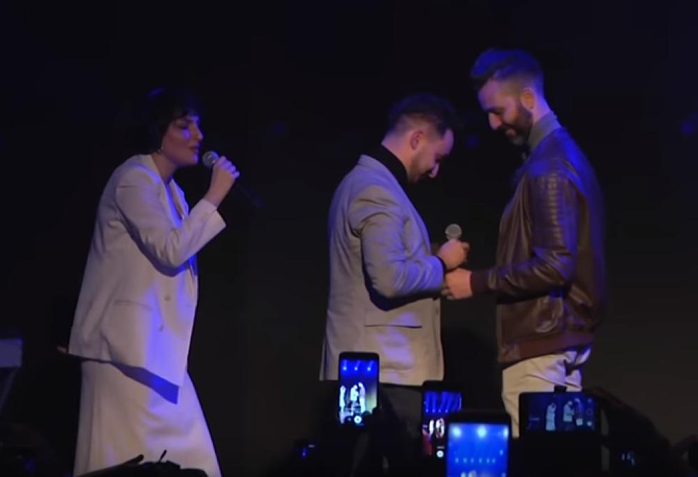 Arisa: proposta di matrimonio sul palco durante il concerto