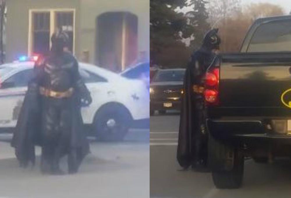 Si presenta sulla scena del crimine vestito da Batman: "Posso aiutare?"