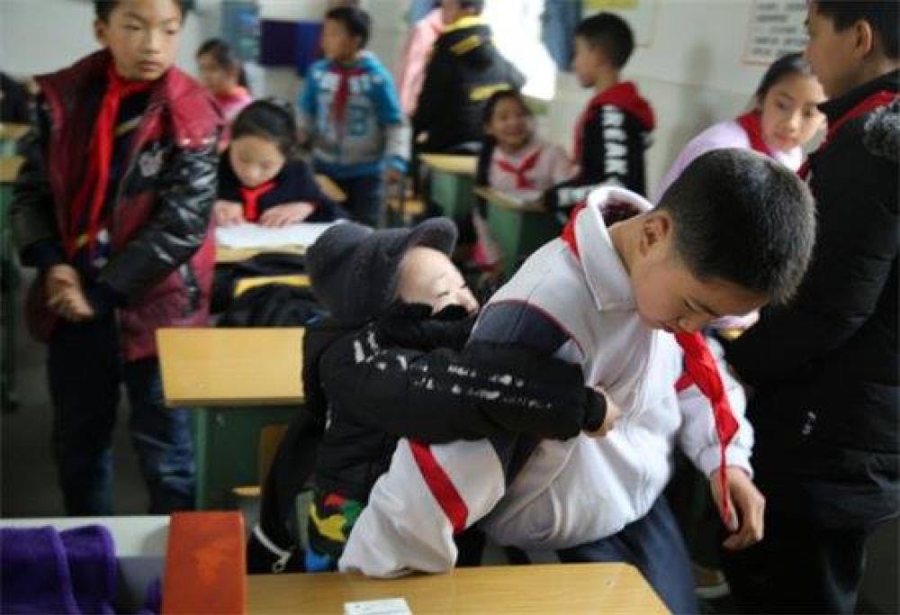 Per 6 anni va a scuola portando in spalla il compagno disabile