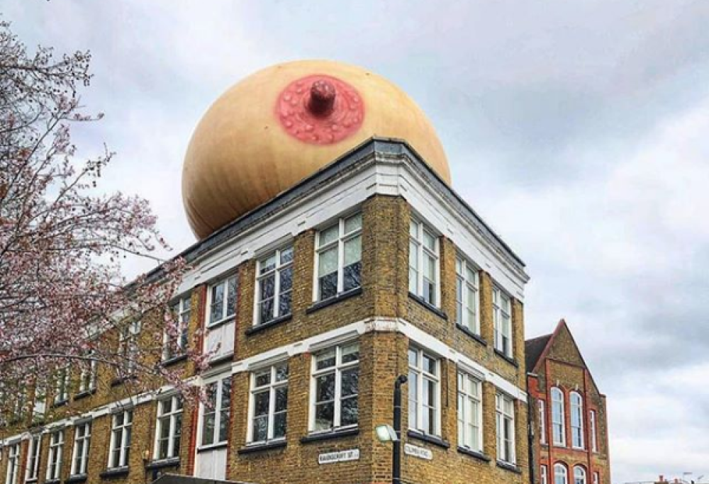 Enormi seni gonfiabili invadono Londra: ecco perché
