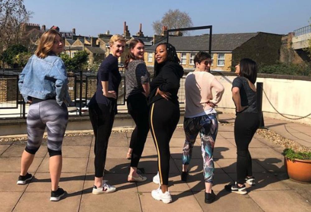 Mamma contro i leggings a scuola: gli studenti indignati reagiscono così