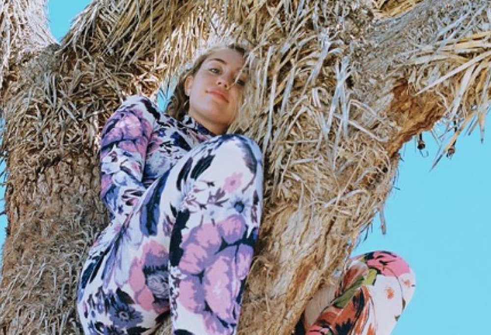 Miley Cyrus si arrampica su un albero a rischio estinzione e fa infuriare i fan