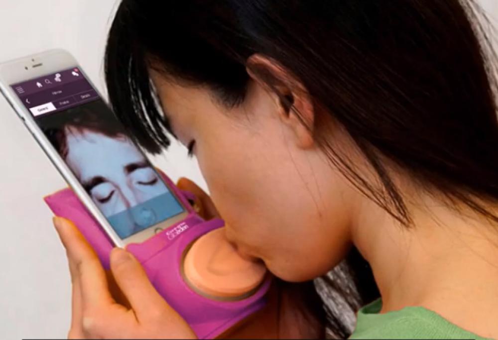 Baci via smartphone: il gadget imperdibile per gli amanti lontani