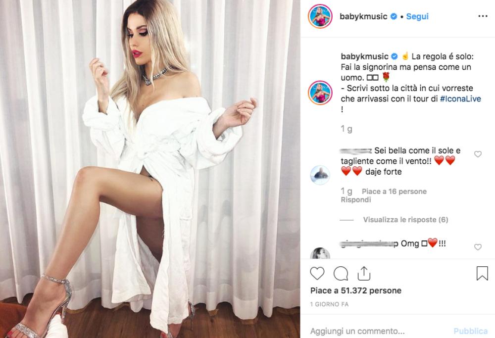 Baby K: fan in estasi per la foto sexy in accappatoio