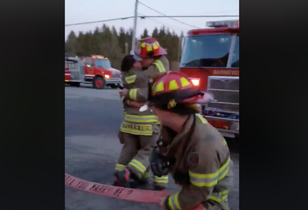 "Mi sposi?": la romantica proposta di un Vigile del Fuoco durante un'esercitazione