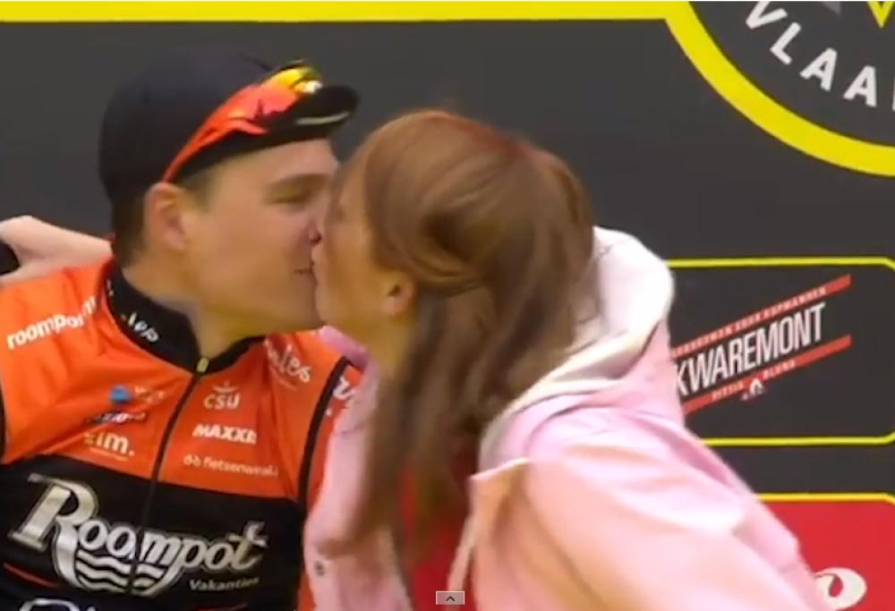 Giro delle Fiandre: la giornalista bacia (per sbaglio) l'atleta