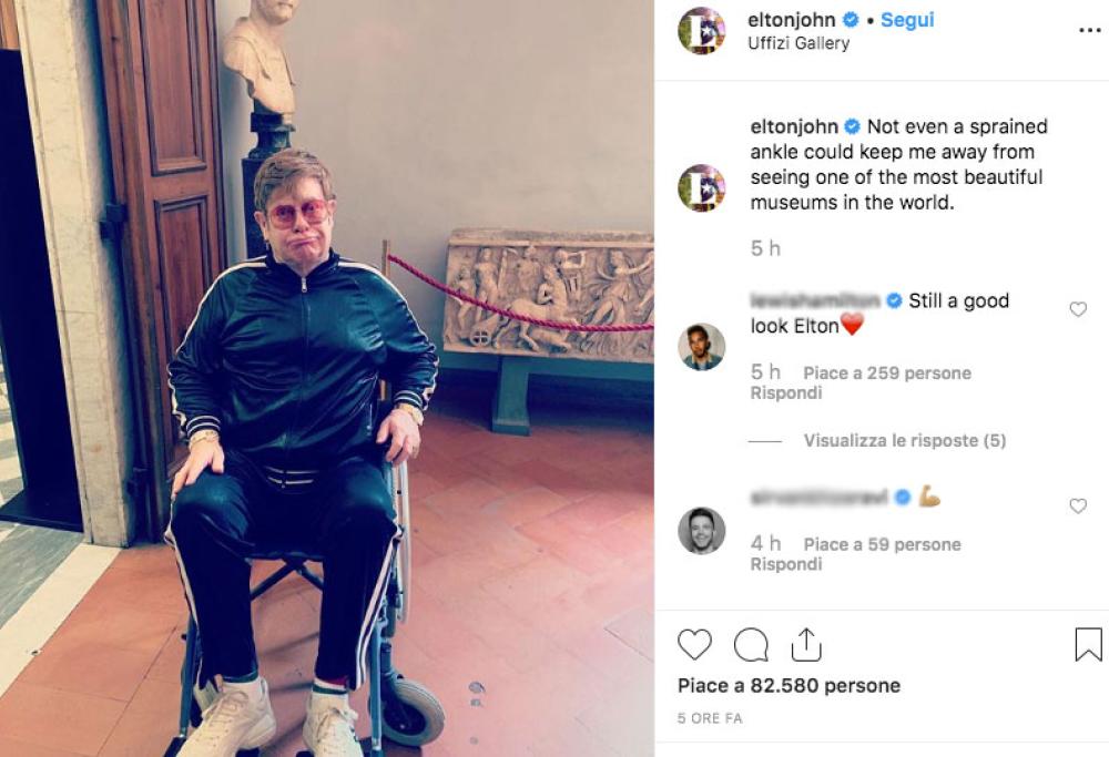 Elton John agli Uffizi in sedia a rotelle: "Niente poteva fermarmi dal venire"