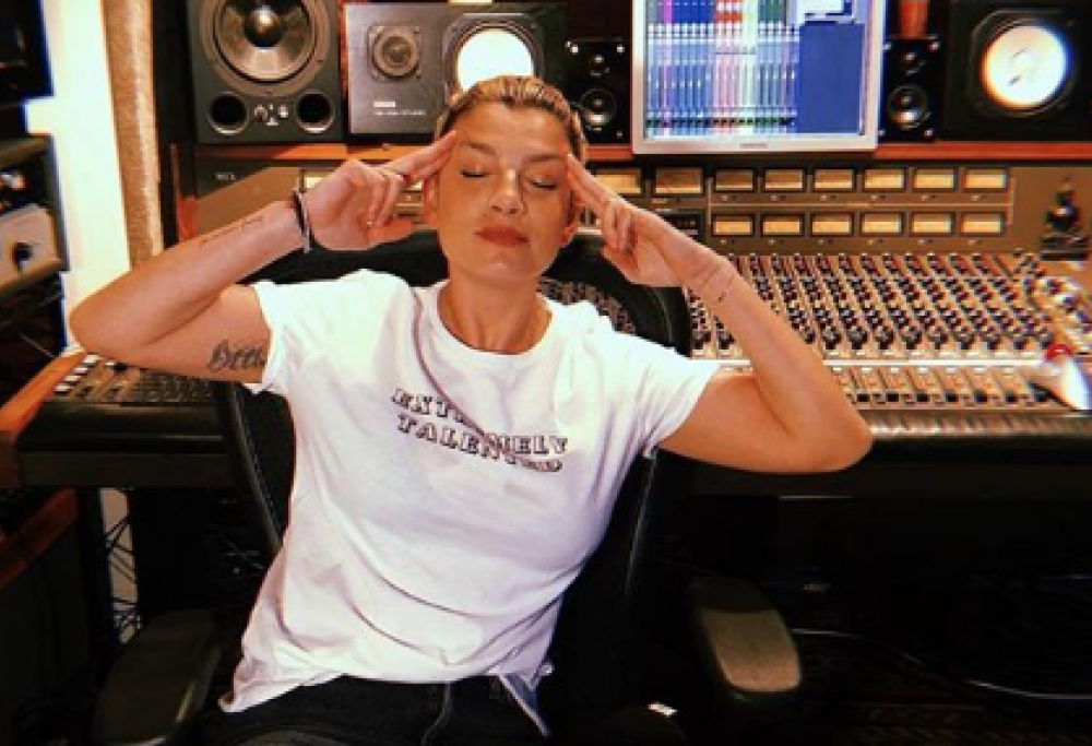 Emma Marrone è al lavoro nello studio di registrazione di Vasco Rossi a Los Angeles