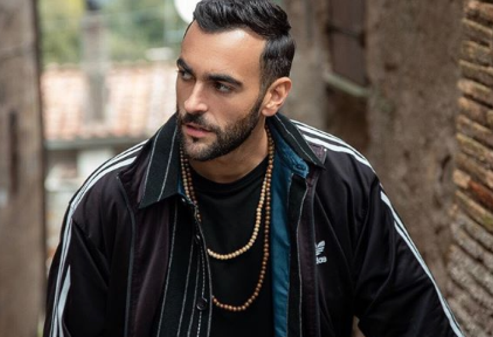 Marco Mengoni: il flash mob a Milano che fa impazzire la folla
