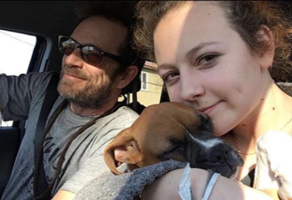 Luke Perry sepolto con un abito di funghi: il suo ultimo desiderio