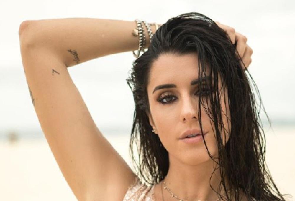GF16: Valentina Vignali, polemica per una gonna da 1200 euro