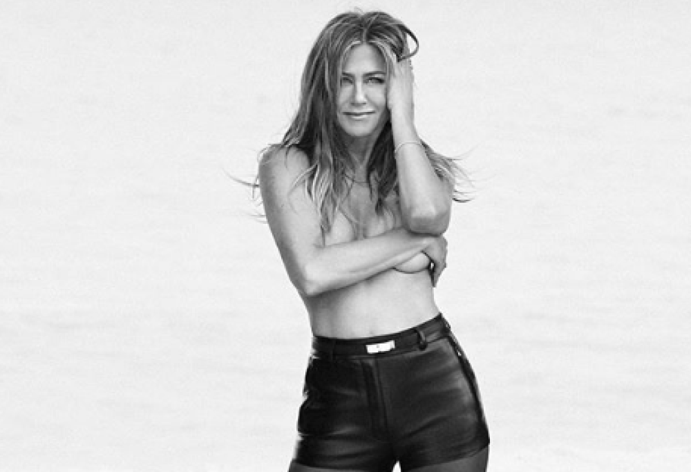 Jennifer Aniston a seno nudo a 50 anni: la foto super sexy