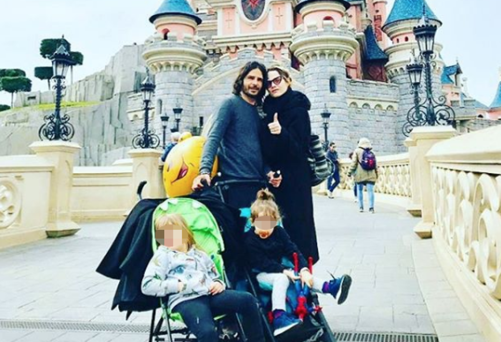 Marco Bocci e Laura Chiatti si lamentano per una faticosa giornata a Disneyland ed è subito polemica