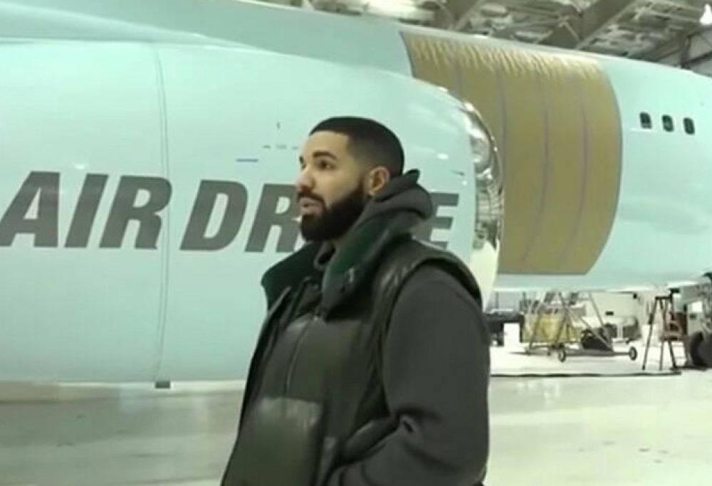 Air Drake: il rapper mostra sui social il suo Boeing personalizzato