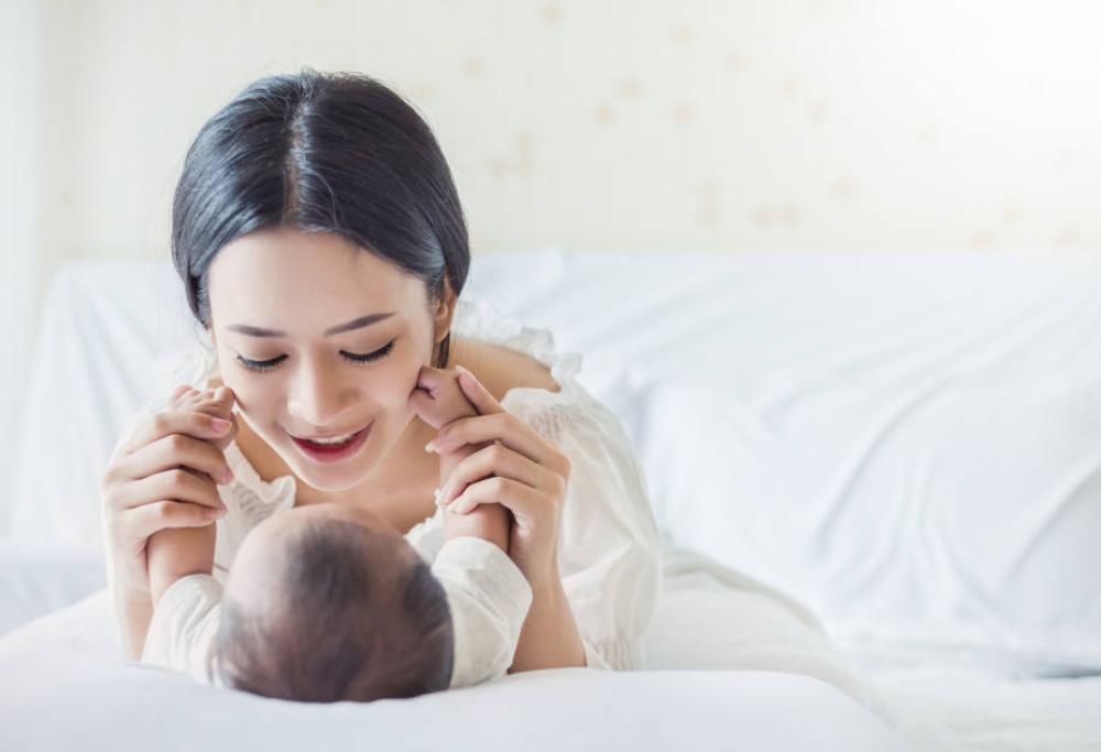 Le donne con figli invecchiano 11 anni di più rispetto alle coetanee che non ne hanno