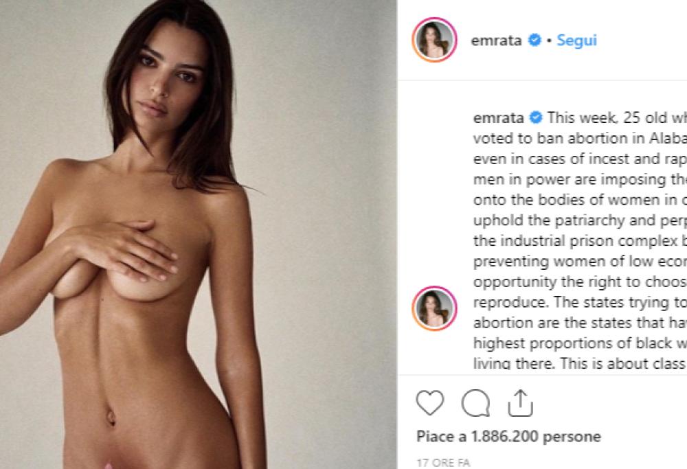 Emily Ratajkowski completamente nuda contro lʼabrogazione della legge sull'aborto