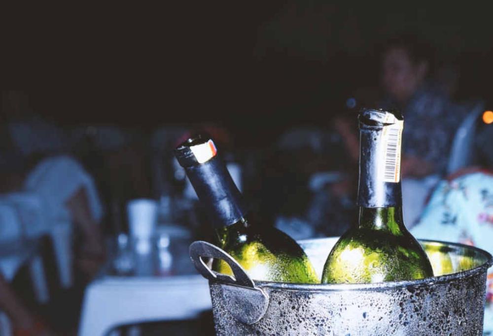 Cameriere serve per sbaglio vino da 5mila euro: ecco la reazione del ristorante