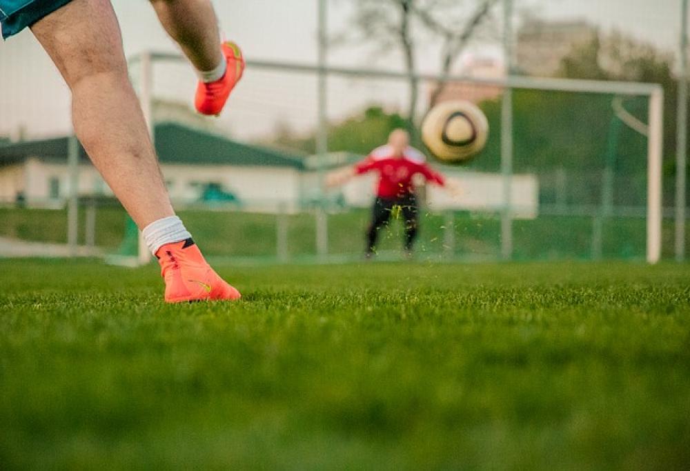 Va a rubare in un centro sportivo ma trova i Carabinieri che giocano a calcio: arrestato