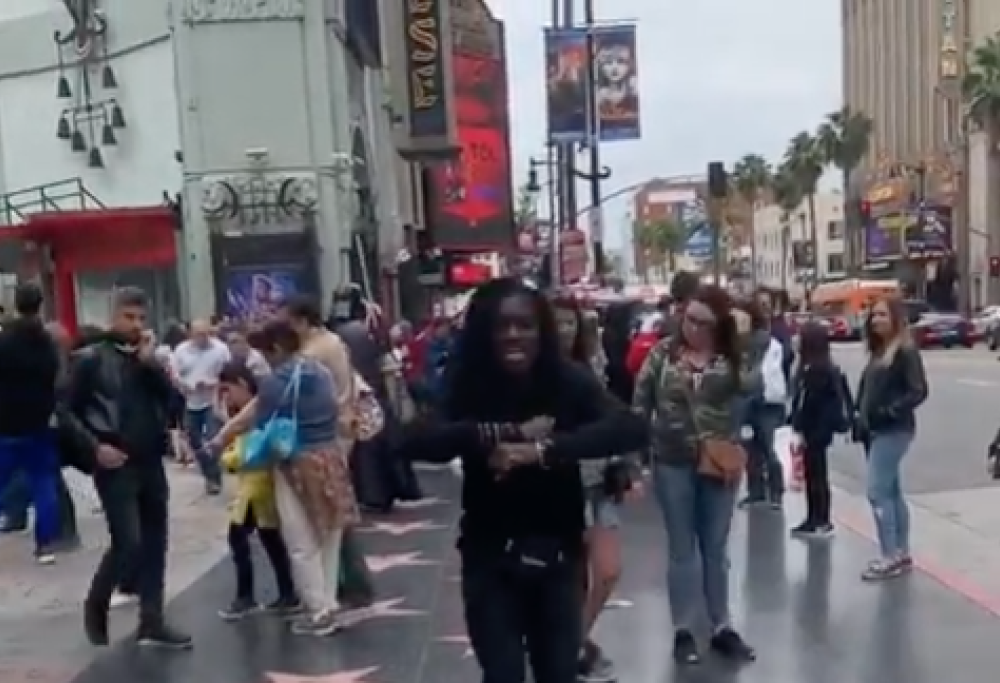 Michael Jackson, il fan ballerino gli rende omaggio a Los Angeles e il video diventa virale