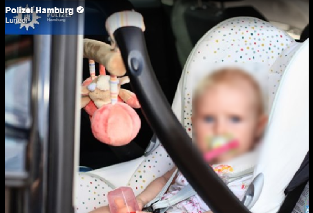 Germania: genitori dimenticano il neonato in taxi tornando dall'ospedale