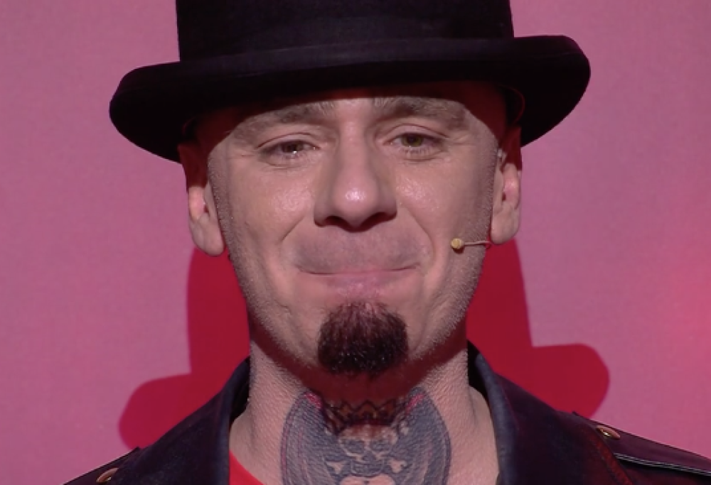 J-Ax si commuove in tv per l’esibizione del 19enne Luca che canta Barry White