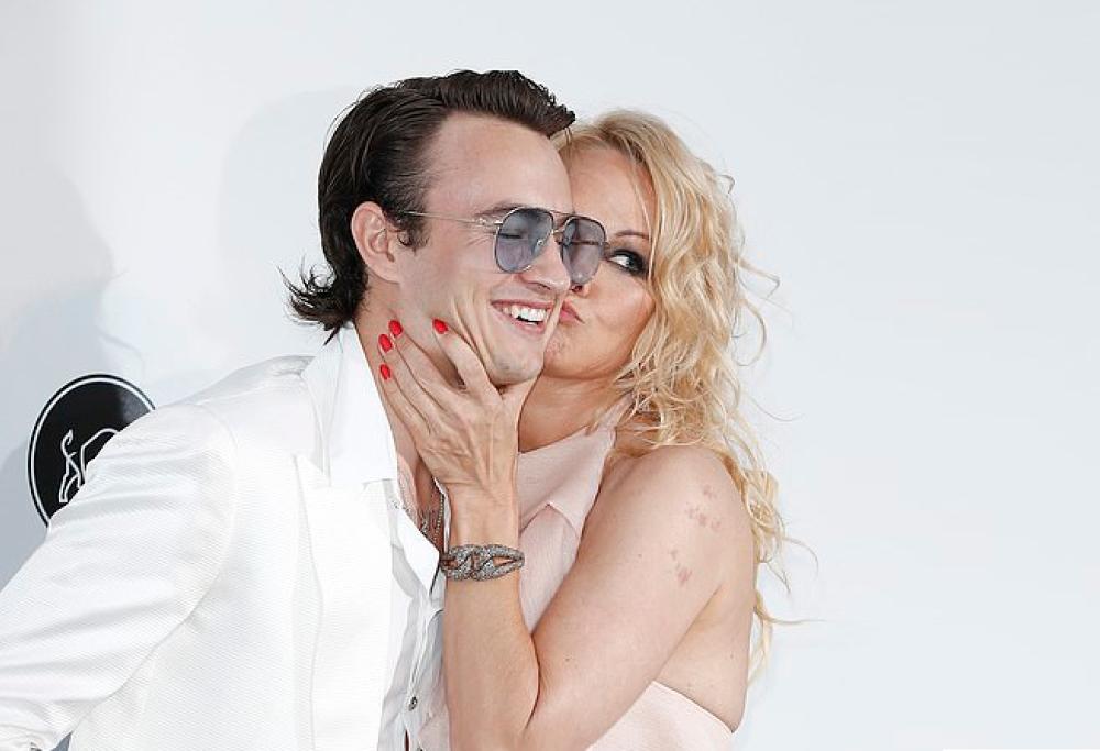 Cannes: la sexy Pamela Anderson sfila con un accompagnatore speciale