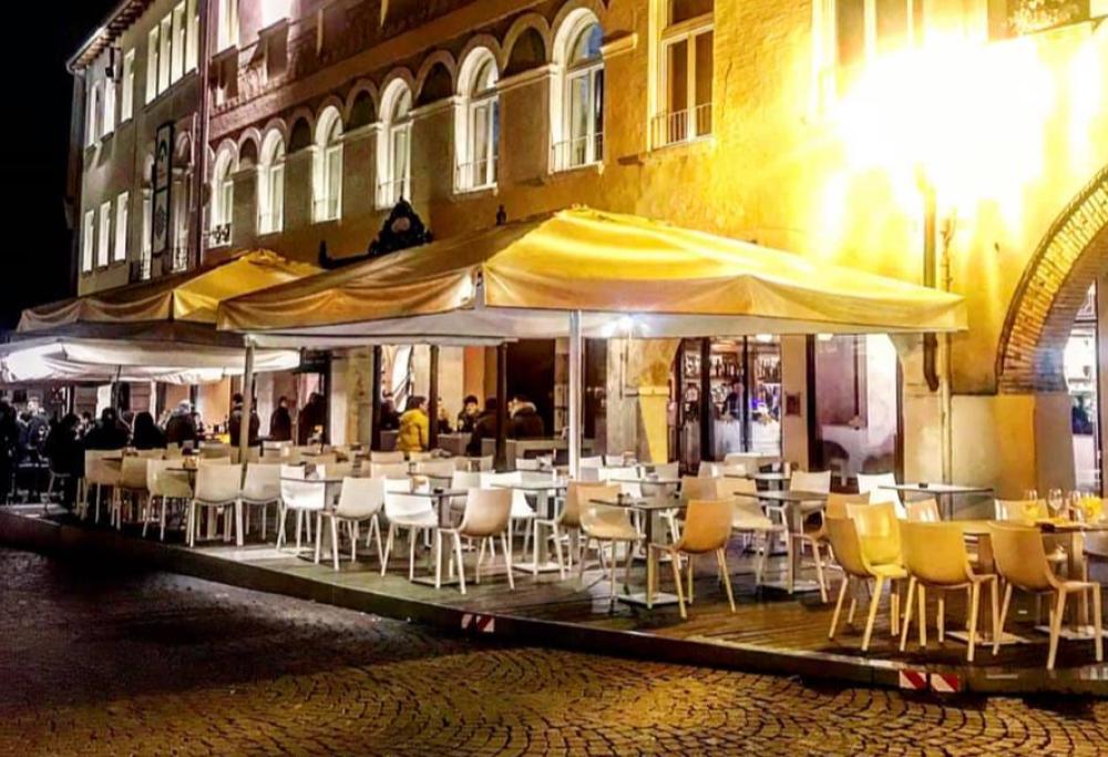 Pordenone, ritrovato un "tesoro" sotto la pedana di uno storico caffè