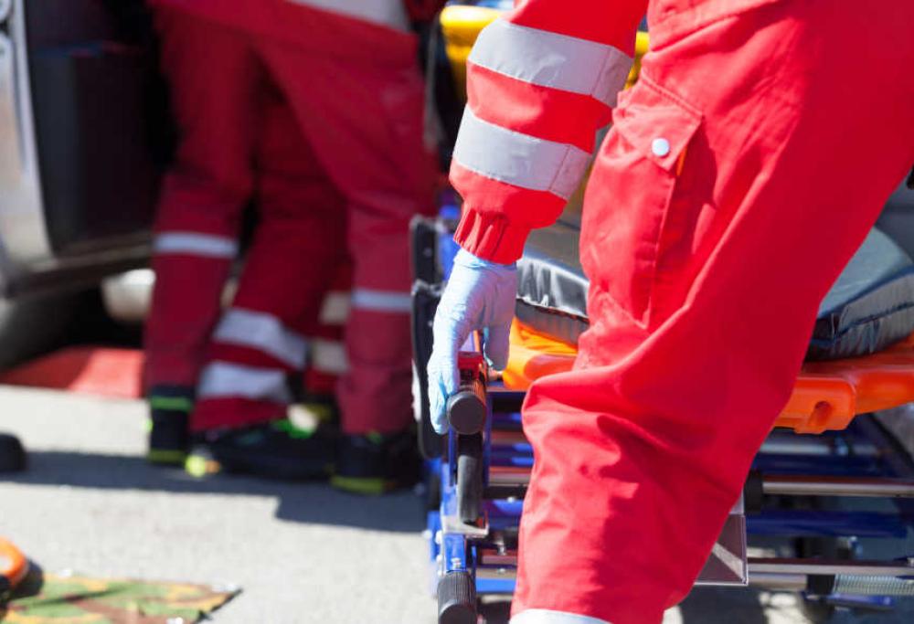 Verona: uomo muore in strada e i passanti si scattano un selfie