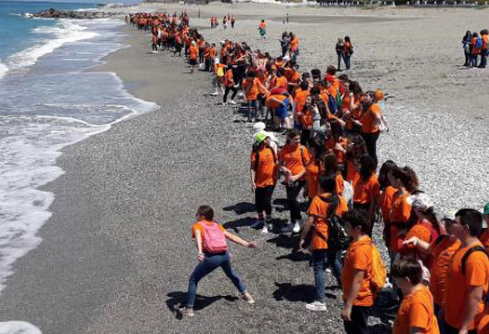 Calabria, studenti in gita scolastica puliscono le spiagge