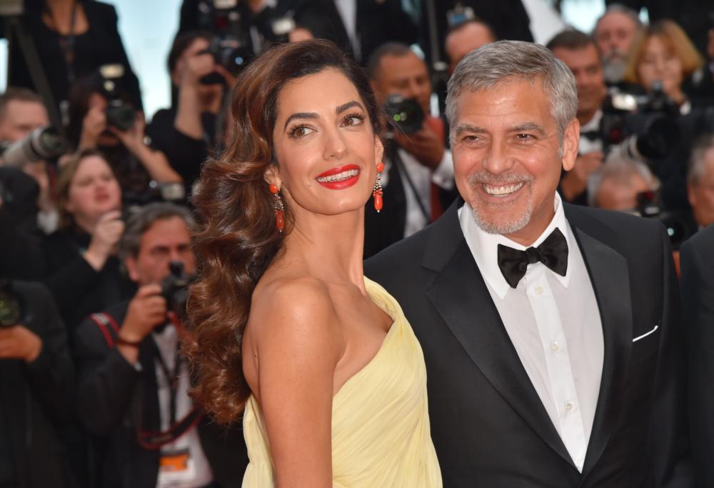 George Clooney ha atteso 20 minuti in ginocchio che la sua Amal dicesse "sì"