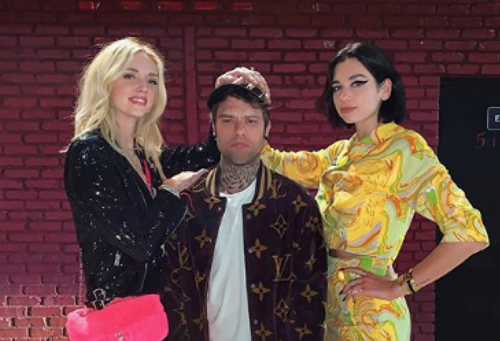 I Ferragnez a cena con Dua Lipa a Los Angeles: i fan riconoscono solo la coppia e non la cantante
