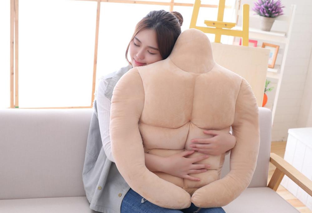 Arriva il cuscino-fidanzato (con tartaruga) per single in cerca di coccole