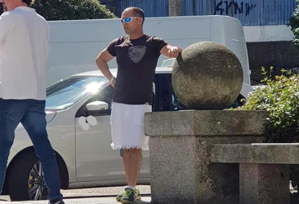 Tassista va al lavoro in gonna per protesta, non può mettere i pantaloncini