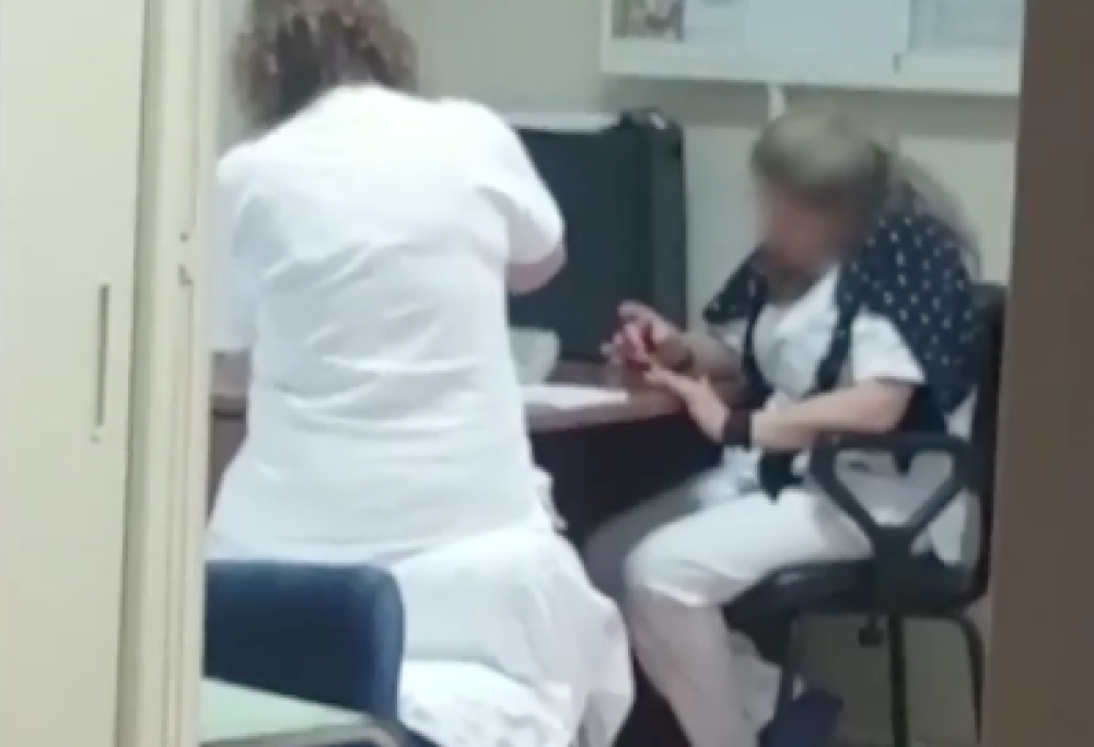 Il neonato piange e le infermiere si mettono lo smalto: la denuncia a Nola