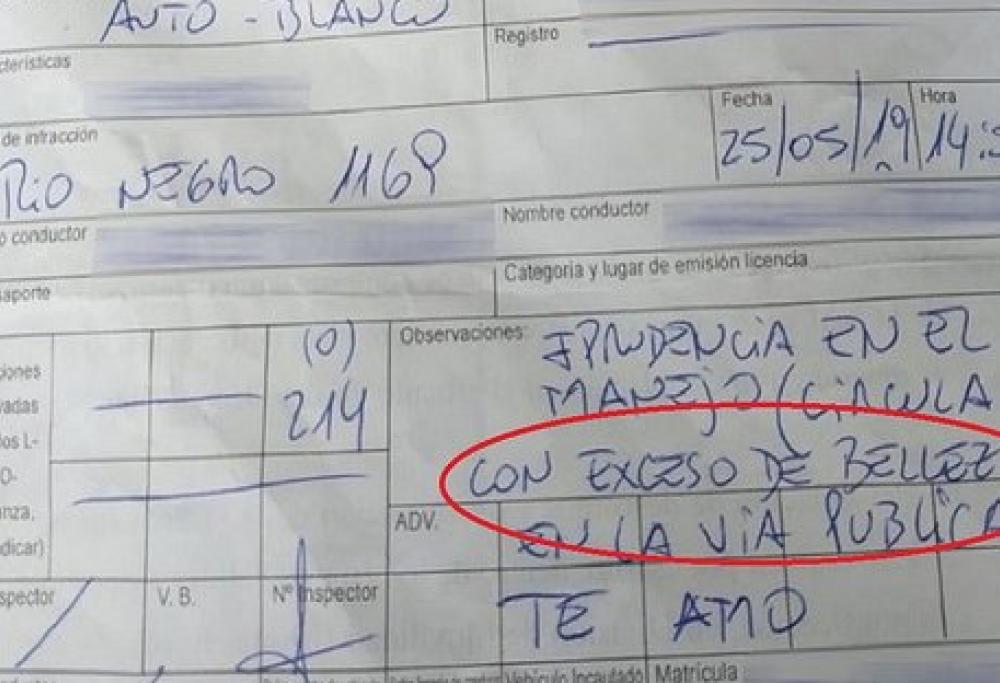 Vigile multa una ragazza per "eccesso di bellezza" e finisce nei guai