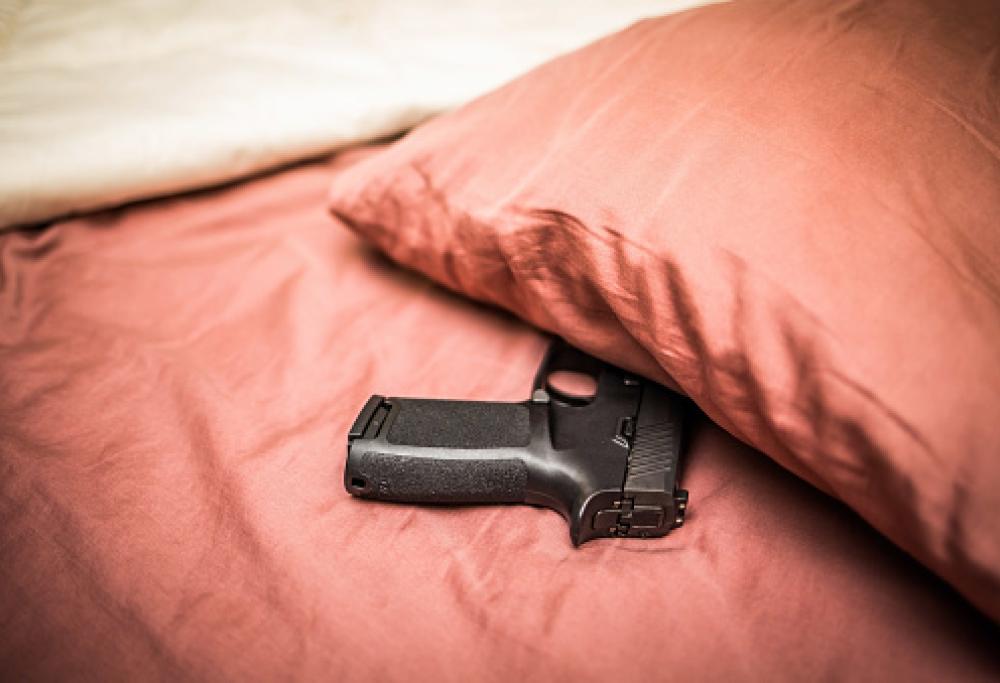 Gioco erotico con una pistola carica finisce male: morta una 24enne