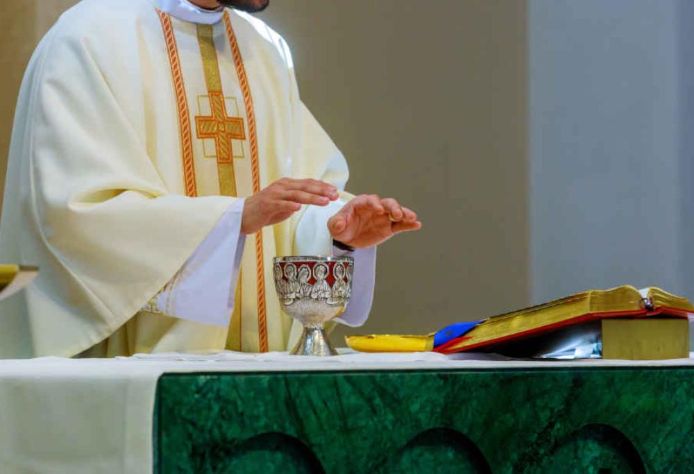 Cosenza, shock in chiesa: sacerdote avvelenato dalla candeggina nel calice