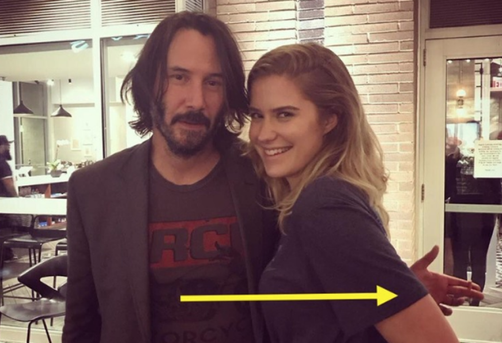 Keanu Reeves non tocca mai le fan che gli chiedono una foto insieme: “Un vero gentiluomo”