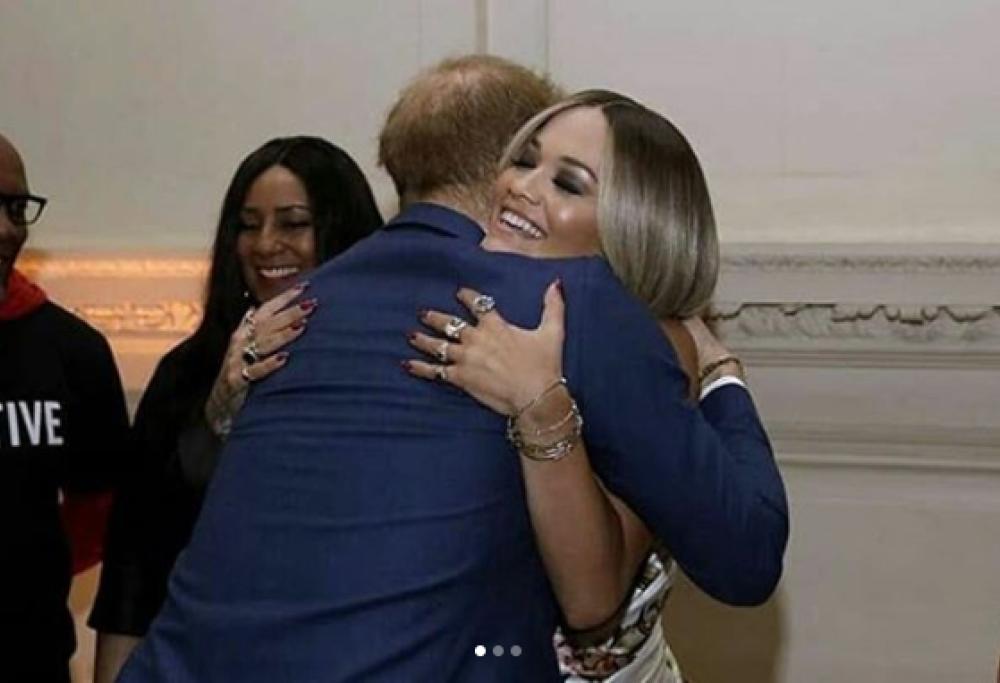 Harry lascia a casa Meghan e abbraccia "calorosamente" Rita Ora 