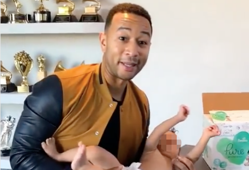 John Legend lancia una proposta: “Mettiamo i fasciatoi per neonati anche nei bagni maschili”