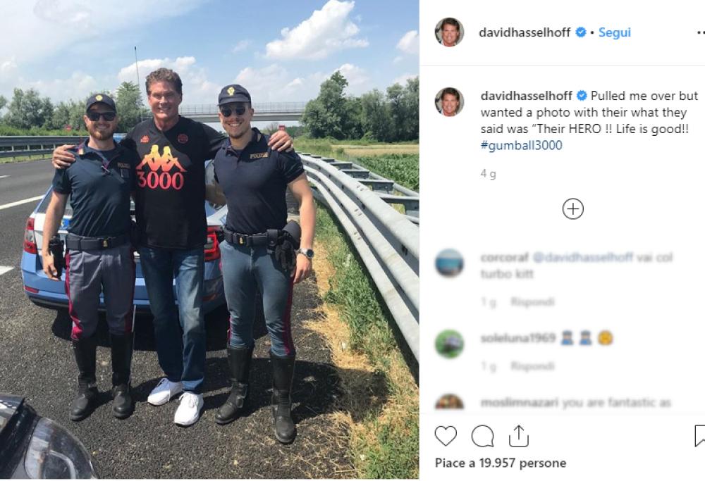 David Hasselhoff fermato sull'A21 scatta un selfie con gli agenti
