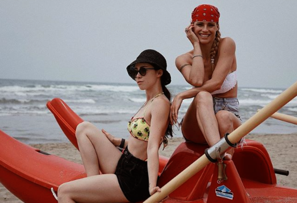 Aurora Ramazzotti e i siparietti al mare con Michelle
