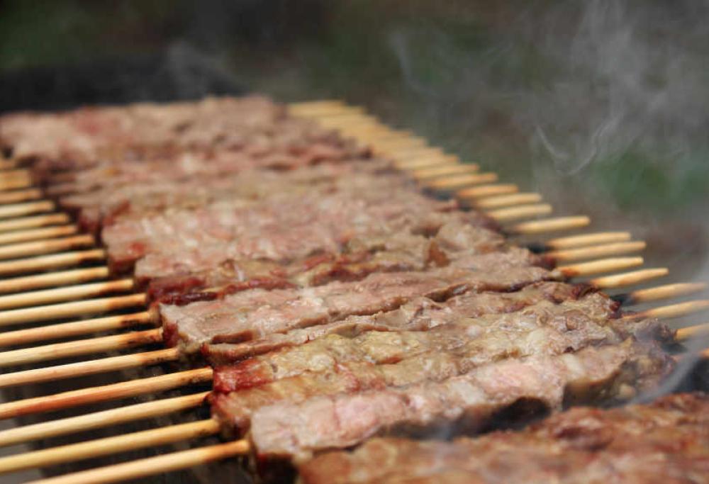 A Milano una griglia di 40 metri di arrosticini