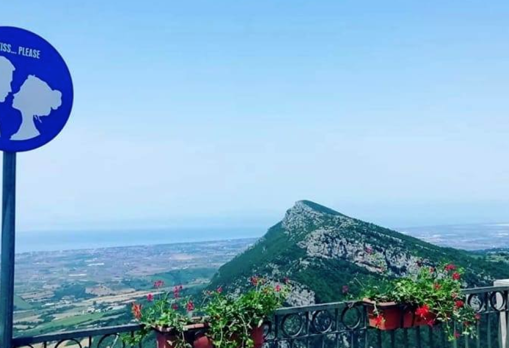 In Cilento spunta il cartello stradale per gli innamorati: “Kiss... please”