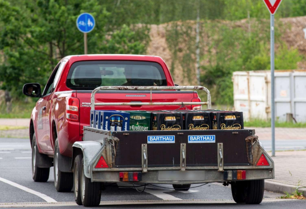 Comprano tutta la birra del paese per boicottare il festival neonazista
