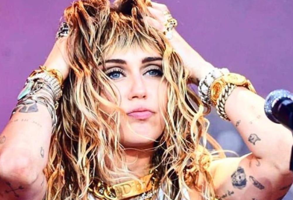 Miley Cyrus omaggia Amy Winehouse al Glastonbury Festival